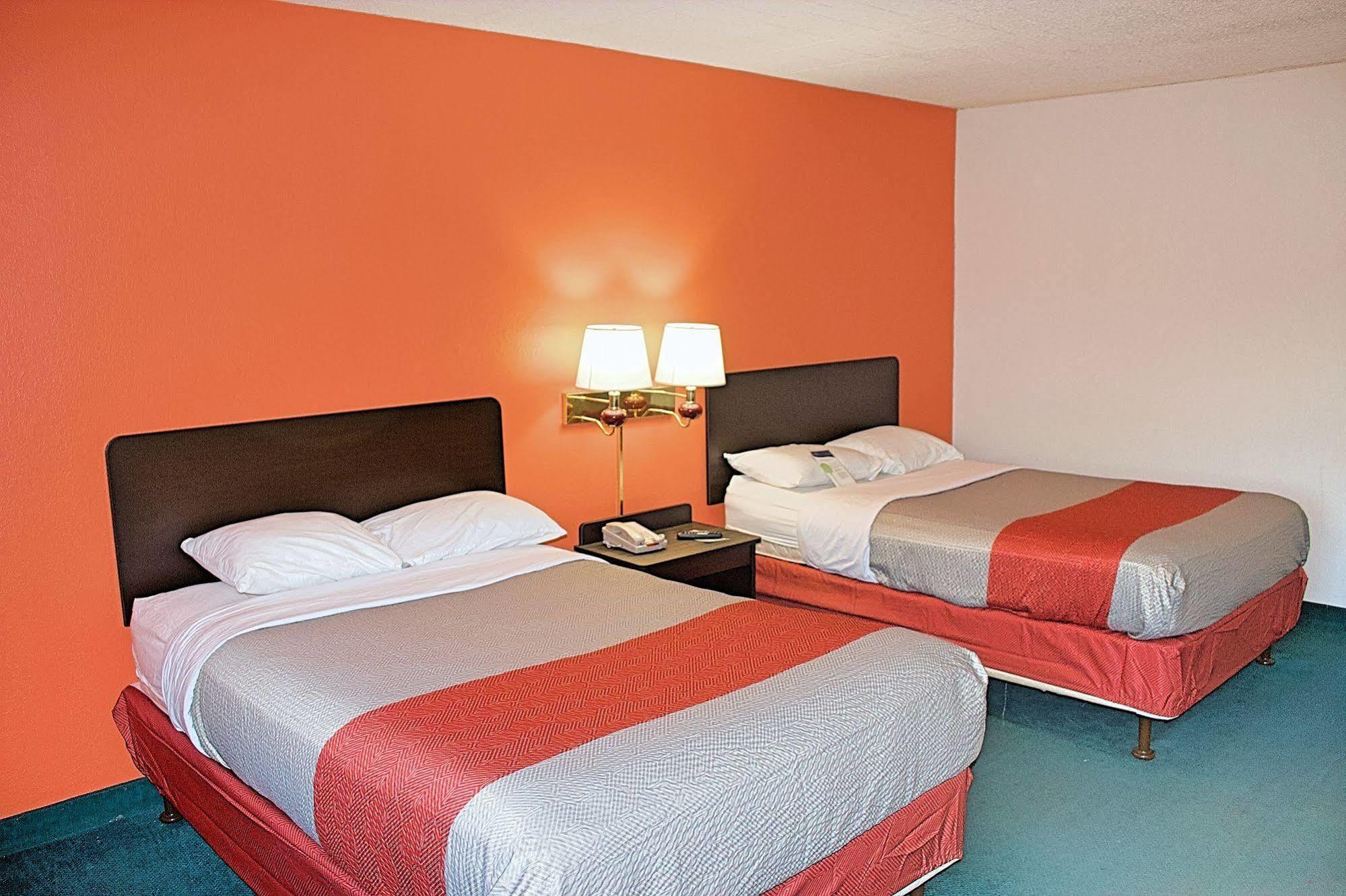 Motel 6-New Stanton, Pa Bagian luar foto